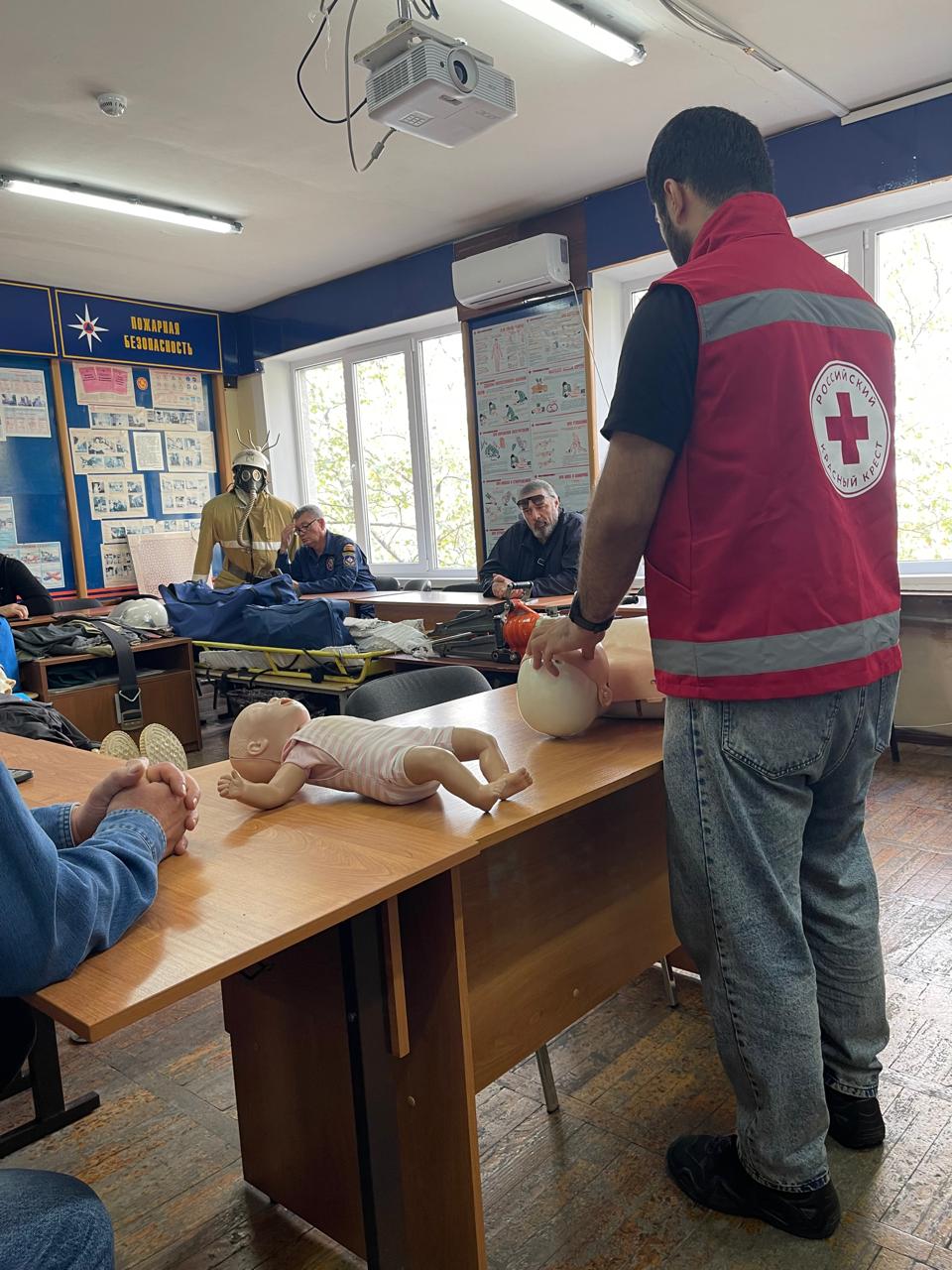 В Учебно-методическом центре ГКУ «Центр», в рамках тесного многолетнего сотрудничества между ГКУ «Центр» и СОРО ООО «Российский Красный Крест», прошли занятия со спасателями РППСС